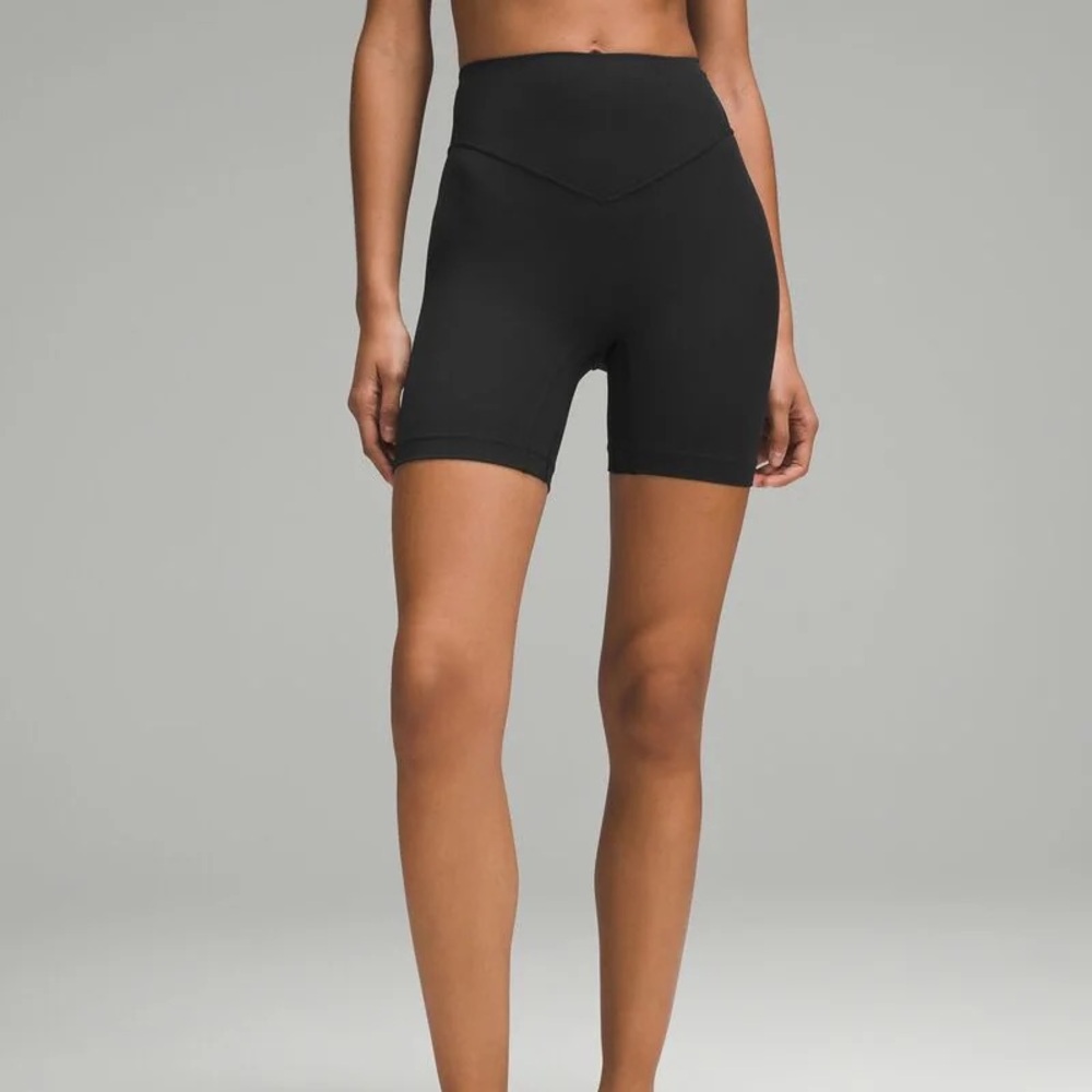 Lululemon Breezethrough High-Rise Short 6”